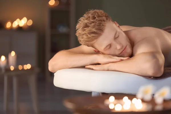 Handsome young man relaxing in spa salon — Stock Photo, Image