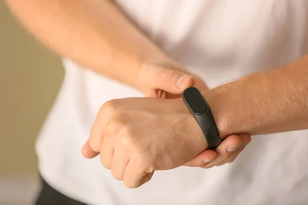 Man with fitness tracker checking his pulse, closeup — Stock Photo, Image