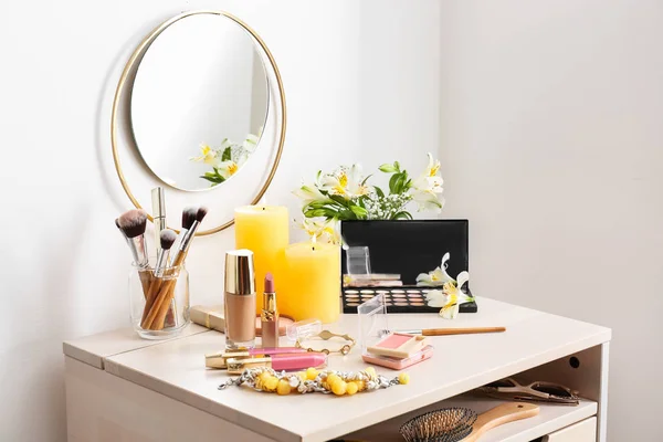 Kosmetyki do makijażu z pędzlami i biżuterią na toaletkę w pokoju — Zdjęcie stockowe