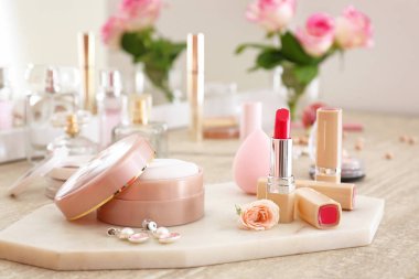 Tuvalet masasında makyaj kozmetik