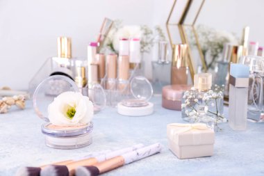 Tuvalet masasında makyaj kozmetik