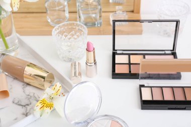 Beyaz tuvalet masasında makyaj kozmetik