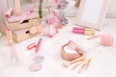 Tuvalet masasının üzerinde fırçalar makyaj kozmetik