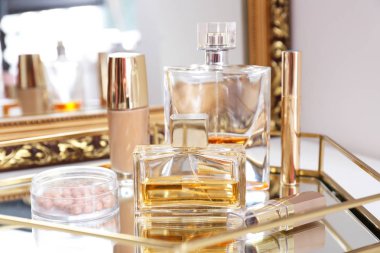 Makyaj kozmetik ve tepside parfüm şişeleri