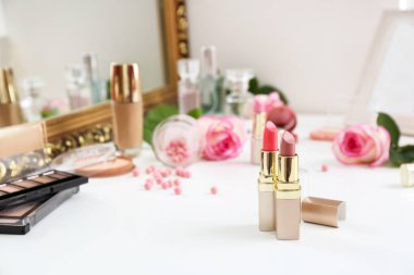 Tuvalet masasında pembe rujlar