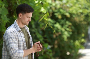 Dindar adam dışarıda Tanrı'ya dua ediyor