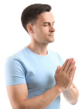 Dindar adam beyaz arka plan üzerinde Tanrı'ya dua