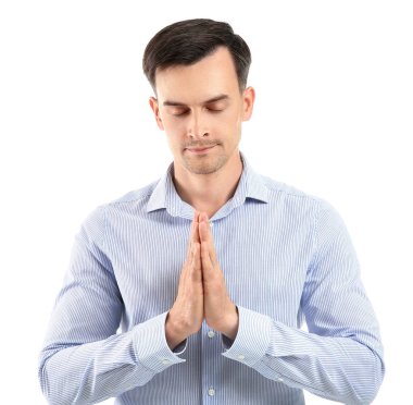 Dindar adam beyaz arka plan üzerinde Tanrı'ya dua