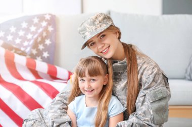 Evde kızı ile Mutlu kadın asker