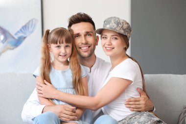 Evde ailesi ile Mutlu kadın asker