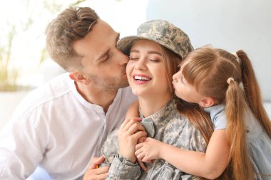 Evde ailesi ile Mutlu kadın asker