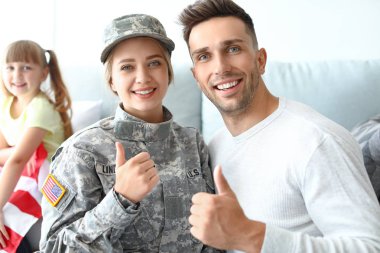 Evde ailesi ile Mutlu kadın asker