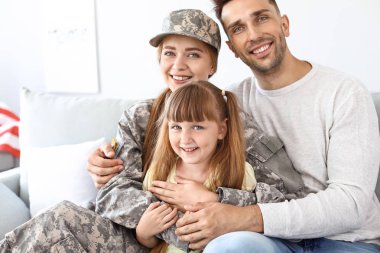 Evde ailesi ile Mutlu kadın asker