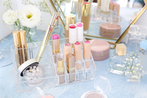 Maquillaje cosméticos en tocador — Foto de Stock