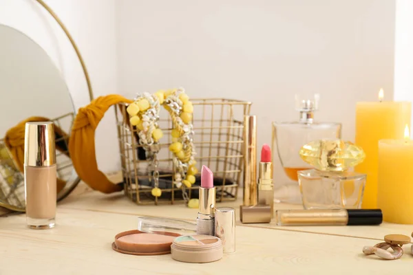 Kosmetyki do makijażu na drewnianym stole toaletką — Zdjęcie stockowe