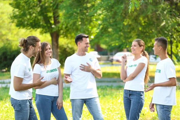 Equipo de voluntarios al aire libre en el día de verano — Foto de Stock