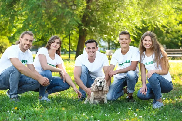 Voluntarios con lindo perro al aire libre —  Fotos de Stock
