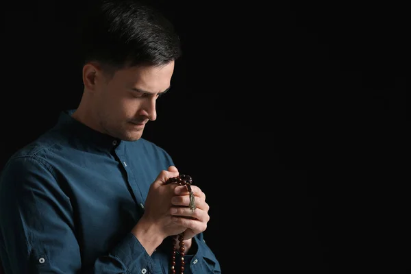 Religious man praying to God on dark background — Stock Photo, Image