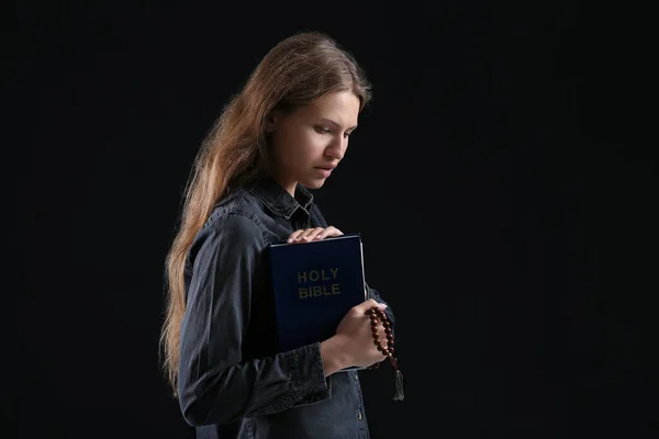 Religiös ung kvinna be till Gud på mörk bakgrund — Stockfoto