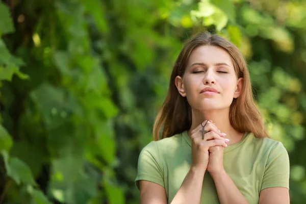 Mujer religiosa rezando a Dios al aire libre —  Fotos de Stock