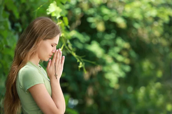 Mujer religiosa rezando a Dios al aire libre —  Fotos de Stock