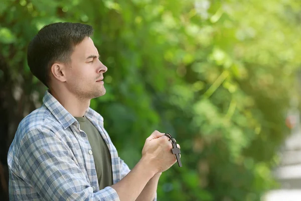 Dindar adam dışarıda Tanrı'ya dua ediyor