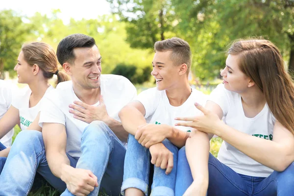 Retrato de voluntarios al aire libre en el día de verano — Foto de Stock