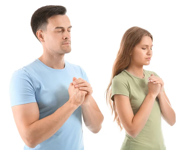 Casal religioso orando a Deus em fundo branco — Fotografia de Stock