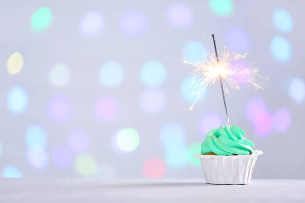 Смачний кекс на день народження проти розфокусованих вогнів — стокове фото