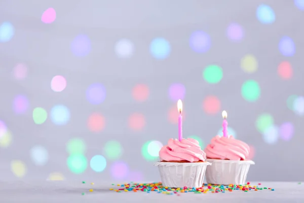 Смачні кекси на день народження проти розфокусованих вогнів — стокове фото