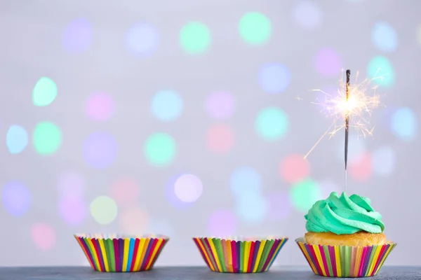 Smaczne urodziny Cupcake przed rozmyte światła — Zdjęcie stockowe