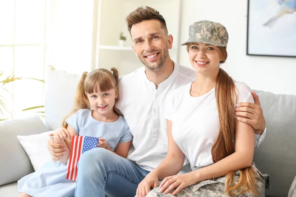 집에서 그녀의 가족과 함께 행복한 여성 군인 — 스톡 사진