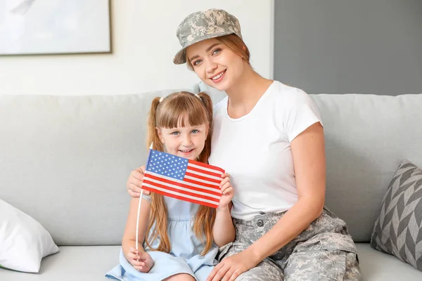 Feliz soldado femenino con su hija en casa —  Fotos de Stock