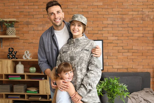 Lycklig kvinnlig soldat med sin familj hemma — Stockfoto