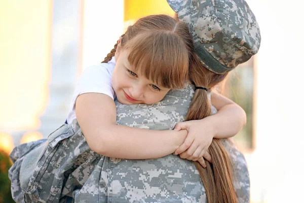 Boldog kislány találkozón ő katonai anyja a szabadban — Stock Fotó