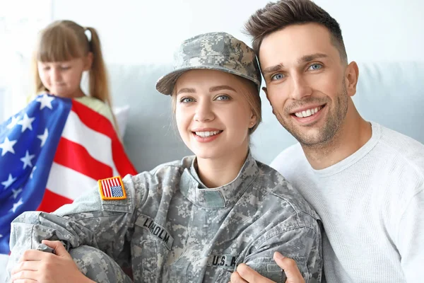 Feliz soldado femenino con su familia en casa — Foto de Stock