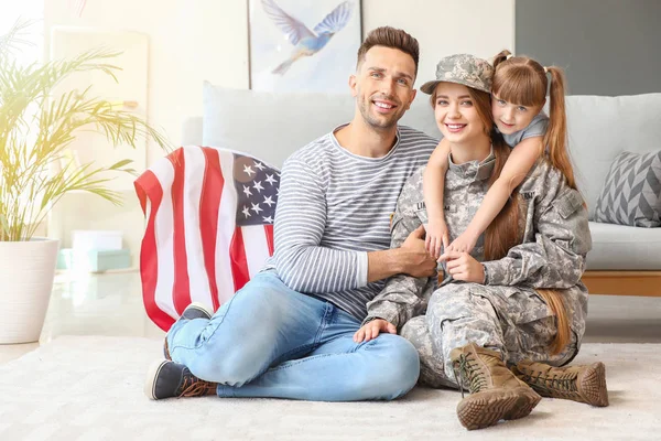 Lycklig kvinnlig soldat med sin familj hemma — Stockfoto