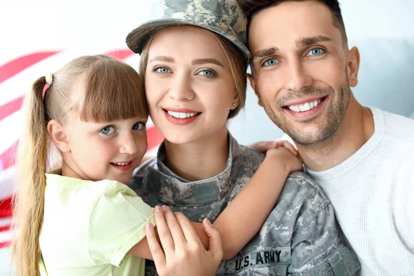 Glückliche Soldatin mit ihrer Familie zu Hause — Stockfoto