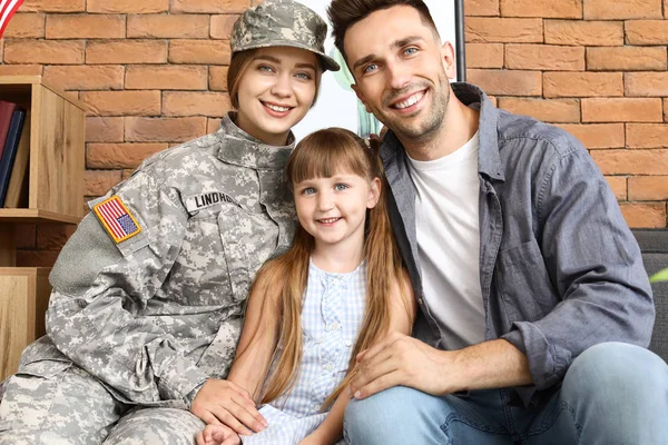Evde ailesi ile Mutlu kadın asker — Stok fotoğraf