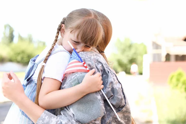 在外面哭着跟她的军事妈妈说再见的小女孩 — 图库照片