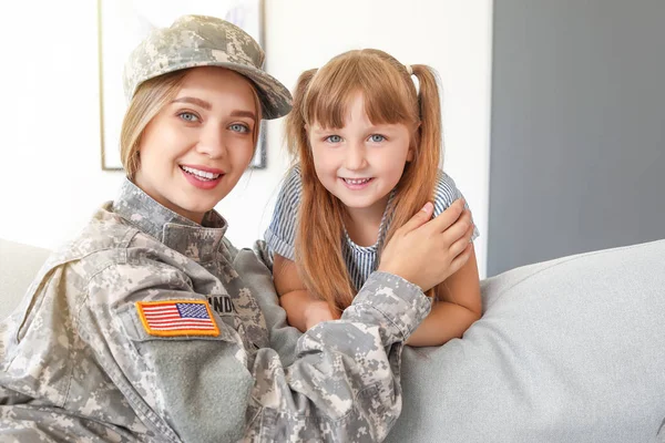 Soldado feliz com sua filha em casa — Fotografia de Stock