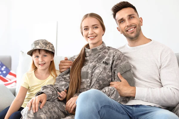 집에서 그녀의 가족과 함께 행복한 여성 군인 — 스톡 사진