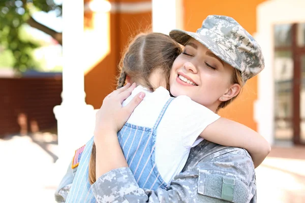 Glückliches kleines Mädchen trifft ihre militärische Mutter im Freien — Stockfoto