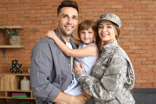 Feliz soldado femenino con su familia en casa — Foto de Stock