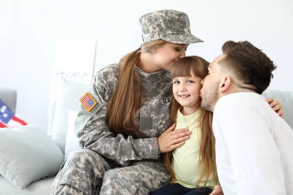 Boldog női katona családjával otthon — Stock Fotó