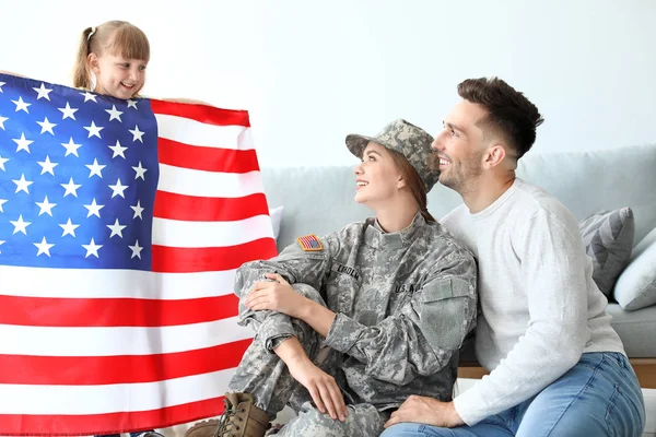 Feliz soldado femenino con su familia en casa — Foto de Stock