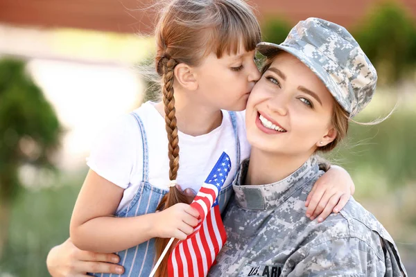 Glückliche Soldatin mit ihrer Tochter im Freien — Stockfoto