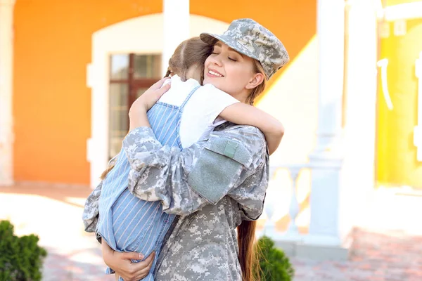 Feliz niña conociendo a su madre militar al aire libre —  Fotos de Stock