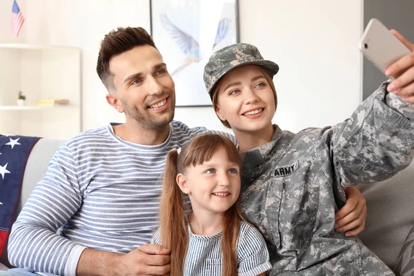Lycklig kvinnlig soldat tar Selfie med sin familj hemma — Stockfoto