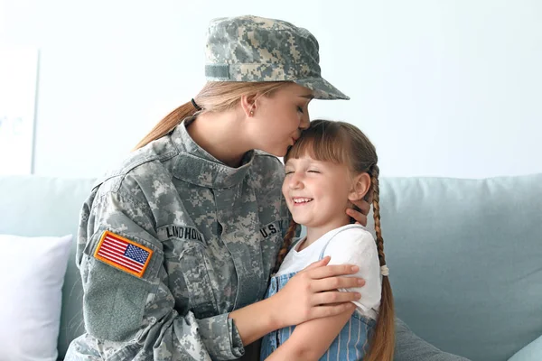 Glückliche Soldatin mit ihrer Tochter zu Hause — Stockfoto